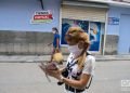 Dos personas caminan usando mascarillas e La Habana, como protección ante la pandemia de coronavirus. Foto: Otmaro Rodríguez.