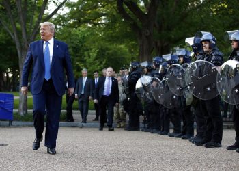 El presidente Donald Trump camina el lunes 1 de junio de 2020 junto a agentes policiales en el parque Lafayette, frente a la Casa Blanca, en Washington. Foto: Patrick Semansky/AP.
