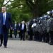 El presidente Donald Trump camina el lunes 1 de junio de 2020 junto a agentes policiales en el parque Lafayette, frente a la Casa Blanca, en Washington. Foto: Patrick Semansky/AP.