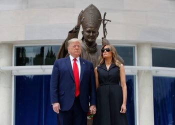El presidente Trump y su esposa Melania durante una visita al Santuario Nacional San Juan Pablo II, en Washington DC. Foto: Patrick Semansky/AP.