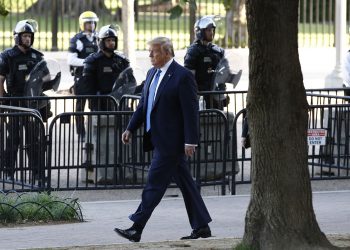 El presidente Trump camina por el Parque Lafayette para tirarse una foto con la Biblia en las afueras de la iglesia St. John, 1 de junio de 2020. Foto: Patrick Semansky AP.