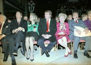 Donald Trump (al centro) en la inauguración de Trump Taj Mahal en Atlantic City en 1990, con su hermano Robert y su esposa Blaine Trump (izquierda), sus padres Mary y Fred y su hermana Maryanne Trump (derecha). Foto: Charles Rex Arbogast/AP.