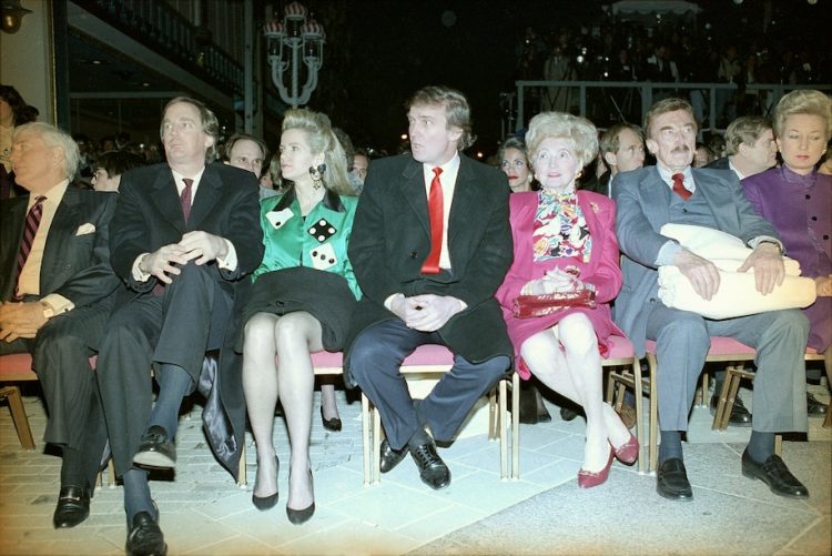 Donald Trump (al centro) en la inauguración de Trump Taj Mahal en Atlantic City en 1990, con su hermano Robert y su esposa Blaine Trump (izquierda), sus padres Mary y Fred y su hermana Maryanne Trump (derecha). Foto: Charles Rex Arbogast/AP.