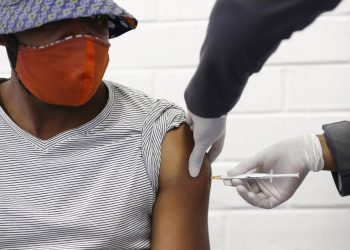 Un voluntario en Johannesburgo, Sudáfrica, recibe una vacuna experimental para la COVID-1 desarrollada en la Universidad de Oxford, en Gran Bretaña, el 24 de junio de 2020.  Foto: Siphiwe Sibeko/AP.