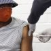 Un voluntario en Johannesburgo, Sudáfrica, recibe una vacuna experimental para la COVID-1 desarrollada en la Universidad de Oxford, en Gran Bretaña, el 24 de junio de 2020.  Foto: Siphiwe Sibeko/AP.
