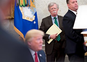 John Bolton, asesor de seguridad nacional, escucha durante al presidente estadounidense Donald J. Trump en la Oficina Oval de la Casa Blanca.Foto: EPA / Andrew Harrer, vía EFE