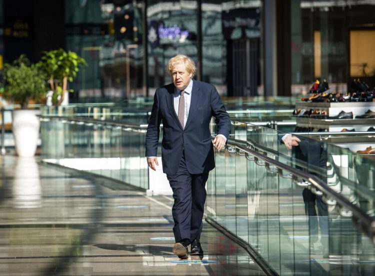 El primer ministro británico Boris Johnson vista una tienda en el centro comercial Westfield Stratford en Londres, el domingo 14 de junio de 2020. Foto: John Nguyen/Pool, via AP