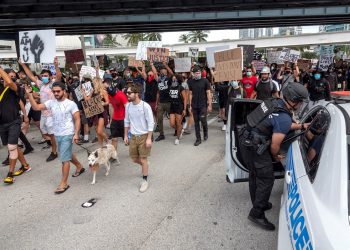 Manifestación en Miami el domingo, 8 de junio, en contra de la violencia policial. Foto: Cristóbal Herrera/ EFE.