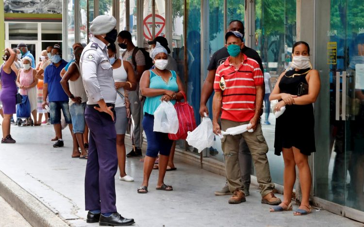 Los nuevos contagios se detectaron en La Habana, se trata de cubanos que habían tenido alguna relación con casos positivos y los tres se encontraban asintomáticos. Foto: Ernesto Mastrascusa/EFE