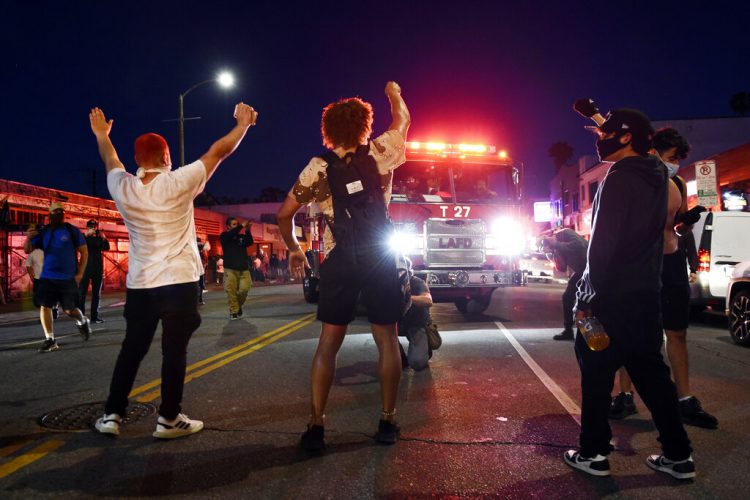 Manifestantes bloqueando el paso a un camión de bomberos de Los Ángeles, durante disturbios en Melrose Avenue, el sábado 30 de mayo de 2020. Foto: Chris Pizzello/AP