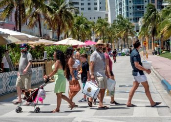Un grupo de personas camina por Miami Beach este 24 de junio de 2020 sin respetar el uso obligatorio de la máscara de protección. Foto: Cristóbal Herrera/EFE.