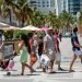 Un grupo de personas camina por Miami Beach este 24 de junio de 2020 sin respetar el uso obligatorio de la máscara de protección. Foto: Cristóbal Herrera/EFE.