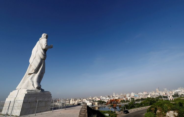 Vista de La Habana cubierta por la nube de polvo procedente del Sahara, el jueves 25 de junio de 2020. Foto: Yander Zamora / EFE.