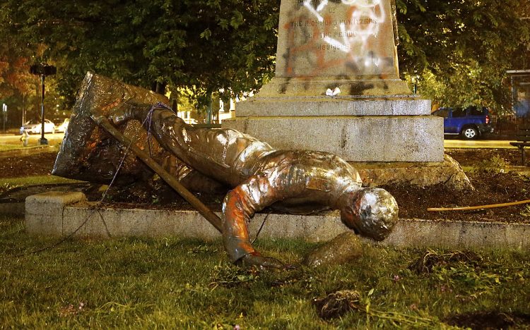 Una estatua del Monumento Richmond Howitzers, en Richmond, Virginia, en el piso tras ser derribada la noche del 16 de junio de 2020, en Virginia. Foto: Alexa Welch Edlund/Richmond Times-Dispatch, via AP