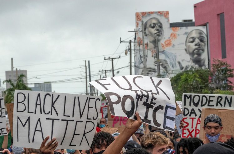 Manifestantes desfilan en el barrio de Wynwood, Miami, el viernes 5 de junio por la muerte de George Flynn. Foto: Cristóbal Herrera/Efe.