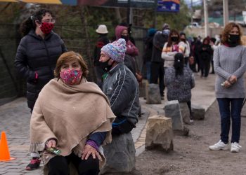 Personas con mascarillas como medida de protección ante el coronavirus SARS-CoV-2, en en Colina, al norte de la región metropolitana de Santiago de Chile. Foto: Alberto Valdés / EFE.