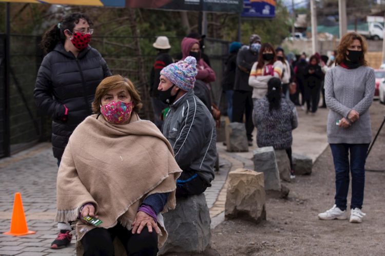 Personas con mascarillas como medida de protección ante el coronavirus SARS-CoV-2, en en Colina, al norte de la región metropolitana de Santiago de Chile. Foto: Alberto Valdés / EFE.
