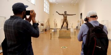 También están reabriendo hoteles, museos y gimnasios, en el último paso en la reapertura gradual de los negocios en Grecia. Visitantes en el Museo Arqueológico Nacional de Atenas. Foto: EPA/ALEXANDROS VLACHOS/EFE