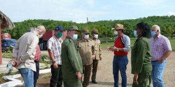 Lázaro Expósito, Primer Secretario del Partido Comunista en Santiago de Cuba, durante un recorrido junto al Viceministro de las Far, Ramón Espinosa. Foto: periódico Sierra Maestra
