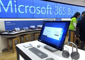 Una computadora Microsoft es mostrada entre varios productos en una tienda de la compañía en un suburbio de Boston. Microsoft va a cerrar casi todas sus tiendas en el mundo, anunció la compañía el viernes, 26 de junio. Foto: Steven Senne/AP