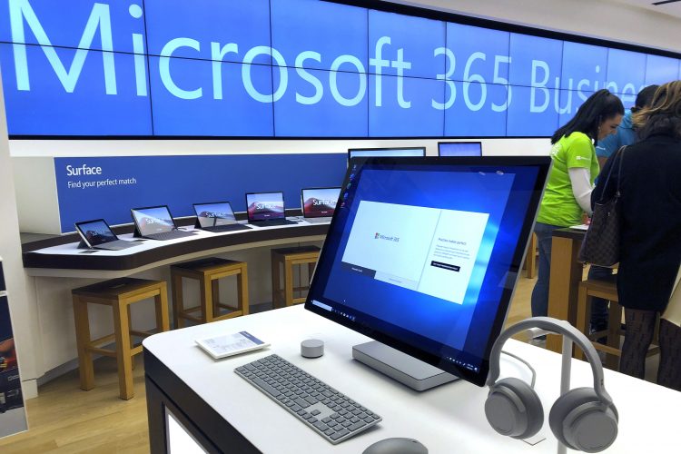 Una computadora Microsoft es mostrada entre varios productos en una tienda de la compañía en un suburbio de Boston. Microsoft va a cerrar casi todas sus tiendas en el mundo, anunció la compañía el viernes, 26 de junio. Foto: Steven Senne/AP