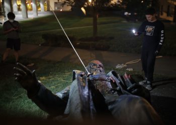 Un hombre usa su celular para grabar la estatua de Albert Pike, la única de un general del ejército confederado en la capital de Estados Unidos, después de que fue derribada por manifestantes e incendiada en Washington en las primeras horas del sábado 20 de junio de 2020. Foto: Maya Alleruzzo. AP
