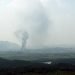 Una columna de humo en la localidad fronteriza norcoreana de Kaesong, vista desde Paju, Corea del Sur, el 16 de junio de 2020. Foto: Yonhap, vía AP