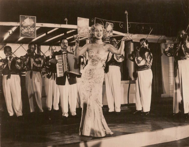 La gran vedette cubana Rosita Fornés, fallecida el 10 de junio de 2020, en una actuación en 1947. Foto de Armando Herrera, el fotógrafo de las estrellas de México, tomada de Rosa Fornés Oficial.