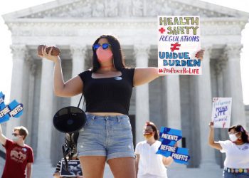 Manifestantes contra el aborto en las afueras de la Corte Suprema el lunes 29 de junio de 2020. Foto: Patrick Semansky/AP.