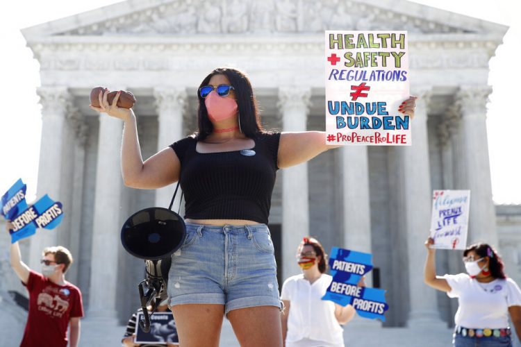 Manifestantes contra el aborto en las afueras de la Corte Suprema el lunes 29 de junio de 2020. Foto: Patrick Semansky/AP.