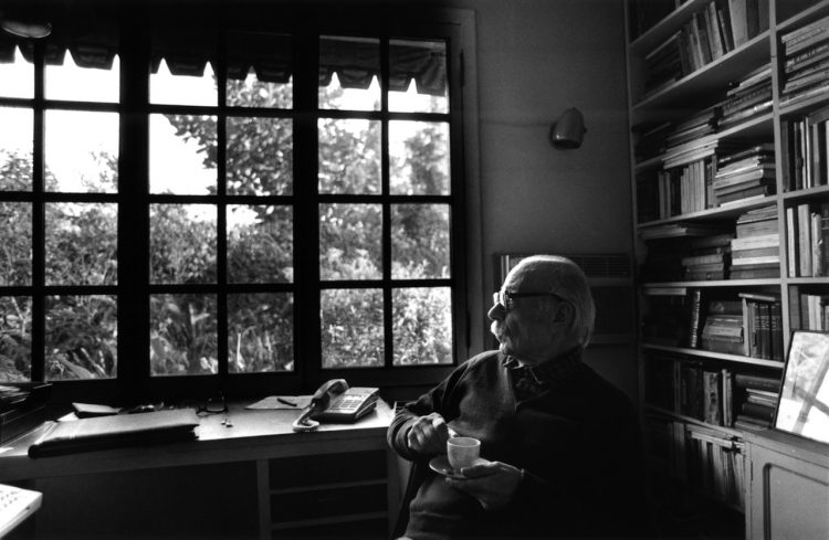 Ernesto Sábato junto a la ventana de su casa, en Santos Lugares. Foto: www.argentina.gob.ar