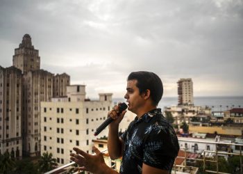 El tenor cubano Andrés Sánchez Joglar serena a sus vecinos desde el balcón de su apartamento en La Habana el domingo 31 de mayo de 2020. Foto: AP/Ramón Espinosa.