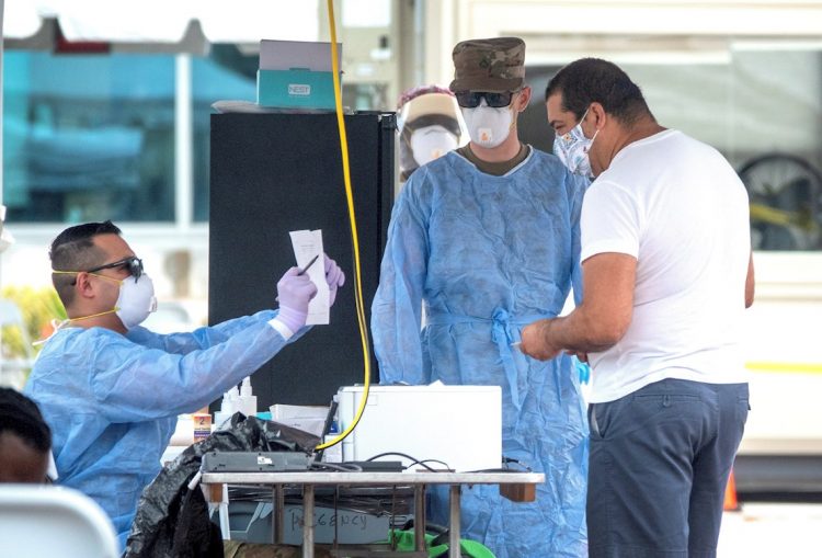 Personas pasan por centros de pruebas rápidas de COVID-19 en Miami Beach, el 23 de julio de 2020. Foto: Cristóbal Herrera / EFE.