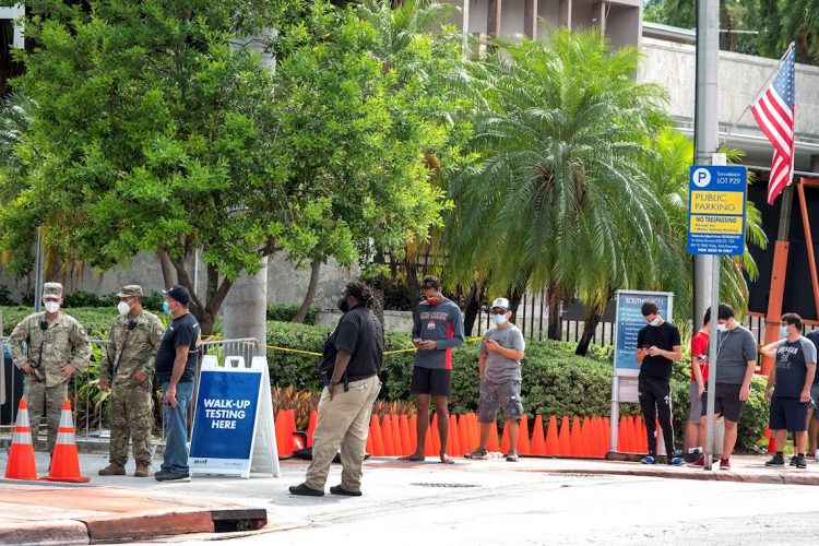 Personas hacen fila para hacerse un test diagnóstico para la COVID-19 en Miami Beach, Florida, el 17 de julio de 2020. Foto: Cristóbal Herrera / EFE.