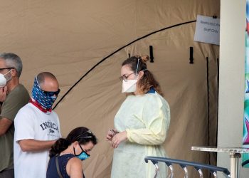 Personas con máscaras esperan para ingresar al Memorial Regional Hospital en Hollywood, Florida. Foto: Cristóbal Herrera/ EFE/EPA.