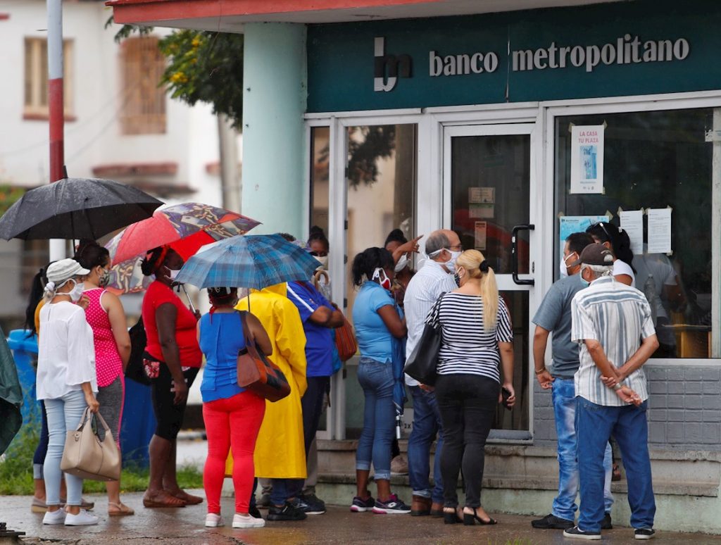 Varias personas hacen fila ante una sucursal habanera del Banco Metropolitano. Foto: Yander Zamora / EFE / Archivo.