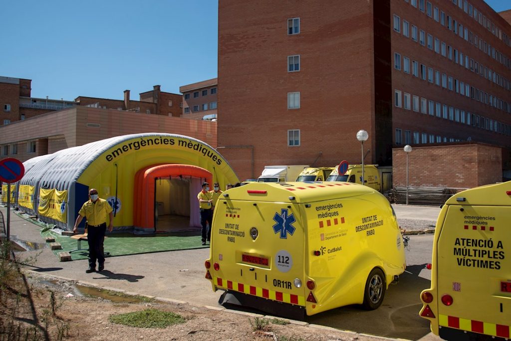 Hospital de campaña, formado por tres módulos independientes, junto al Hospital Universitario Arnau de Vilanova de Lleida, ante los nuevos brotes de coronavirus surgidos en los últimos días en esta demarcación española. Foto: Ramón Gabriel / EFE.