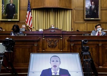 El dueño de Facebook, Mark Zuckerberg, responde a preguntas de legisladores federales vía teleconferencia sobre prácticas monopolistas y desleales de las grandes empresas tecnológicas. Foto: Graeme Jennings/ EFE.