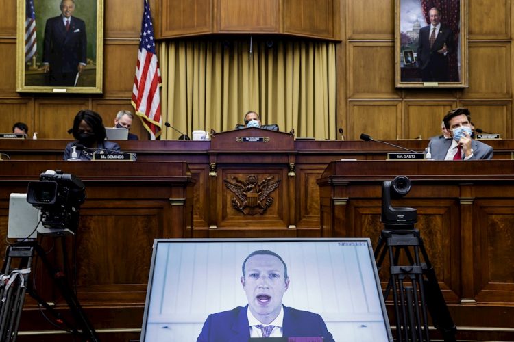 El dueño de Facebook, Mark Zuckerberg, responde a preguntas de legisladores federales vía teleconferencia sobre prácticas monopolistas y desleales de las grandes empresas tecnológicas. Foto: Graeme Jennings/ EFE.