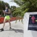 Una persona que porta una mascarilla camina por Miami Beach, en Florida, el sábado 4 de julio de 2020. (AP Foto/Wilfredo Lee)