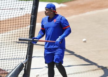 El cubano Yoenis Céspedes, jardinero de los Mets de Nueva York, sale de la jaula de bateo durante una práctica realizada el jueves 9 de julo de 2020 (AP Foto/Kathy Willens)