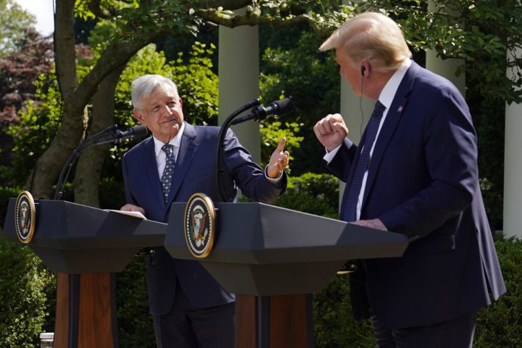 El presidente Donald Trump y su homólogo mexicano Andrés Manuel López Obrador se felicitan mutuamente el miércoles 8 de julio de 2020 antes de firmar una declaración conjunta en la Casa Blanca. Foto: Evan Vucci/AP.