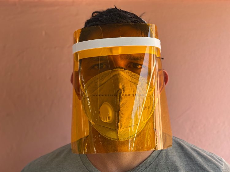 3D-Fab Crearte, taller de servicios de modelado e impresiones en 3D,  ha producido varios modelos de protectores faciales y válvulas para el sistema de respiración asistida. Foto: Facebook.