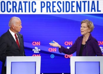 Joe Biden y Elizabeth Warren durante el debate de las primarias demócratas del 19 de octubre del 2019 en Westerville, Ohio.  Foto: John Minchillo/AP.