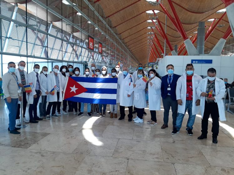 Parte de la brigada sanitaria cubana que prestó servicios contra la pandemia en Andorra. Foto: @GostavoMachinG/Twitter.