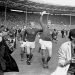 El 30 de julio de 1966 el inglés Jack Charlton sostiene la copa Jules Rimet mientras saluda al público en Wembley acompañado de su compañero Bobby Moore luego de derrotar 4-2 a Alemania Occidental. Foto: PA via AP.