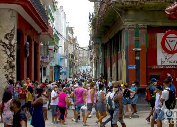 Calle Villegas y 
O´REILLY, Habana Vieja. Colas para comprar alimentos en La Habana. Foto: Otmaro Rodríguez