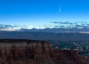 El cometa Neowise aparece en el horizonte de madrugada visto desde el Monumento Nacional Colorado al oeste de Grand Junction, Colorado, 9 de julio de 2020. Foto: Conrad Earnest via AP.