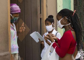 Estudiantes de medicina realizan pesquisas en La Habana para detectar posibles casos de la COVID-19. Foto: Otmaro Rodríguez.