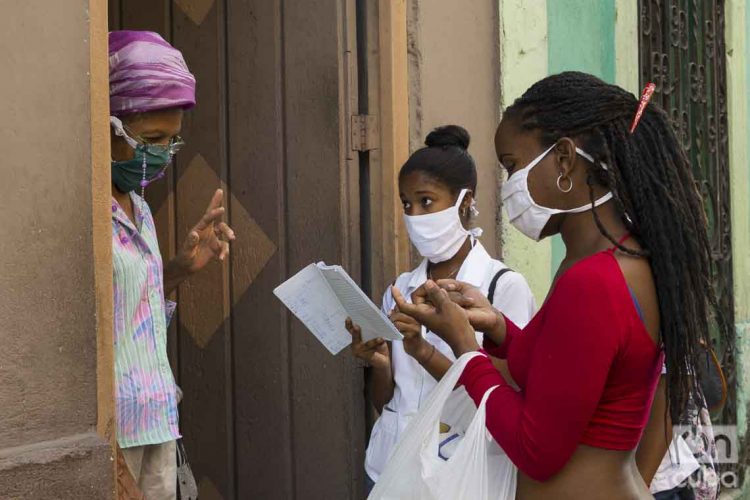 Estudiantes de medicina realizan pesquisas en La Habana para detectar posibles casos de la COVID-19. Foto: Otmaro Rodríguez.